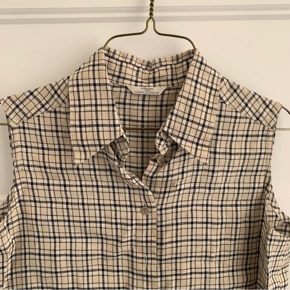 ✨FREE add on✨Vintage sleeveless button down shirt burburry look - Picture 2 of 3